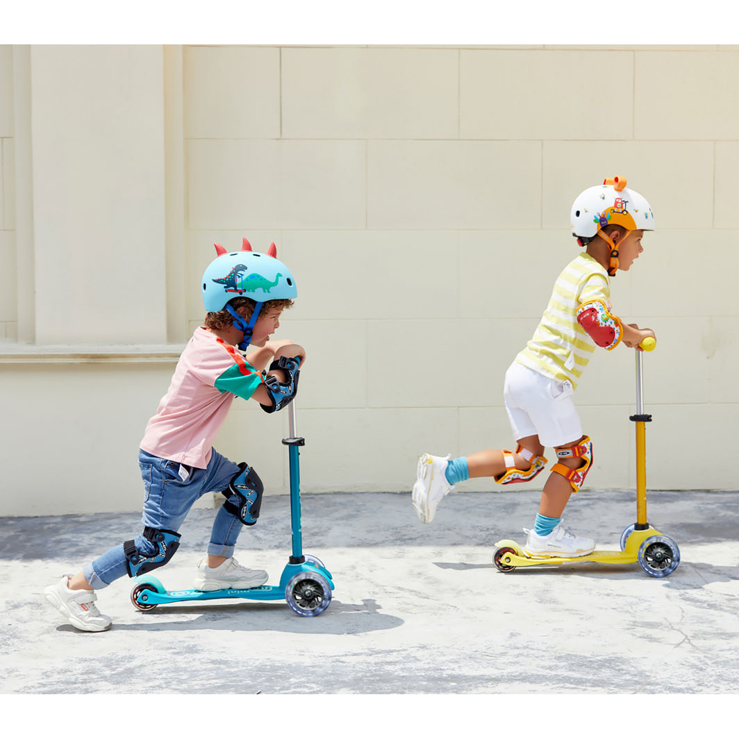 Micro Hjelm, 3D Scootersaurus – Size M (Ages 5–8)