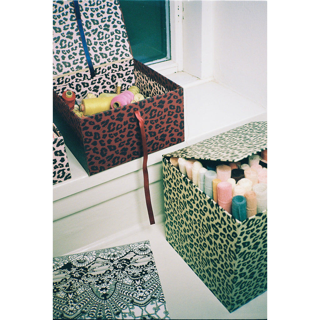 Daisy Boxes, Medium Box - Leo Burgundy