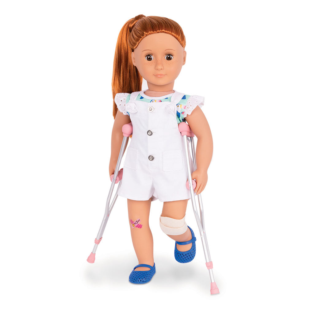 Our Generation dukketøj, Deluxe smækbuks og forbinding - vist på dukke