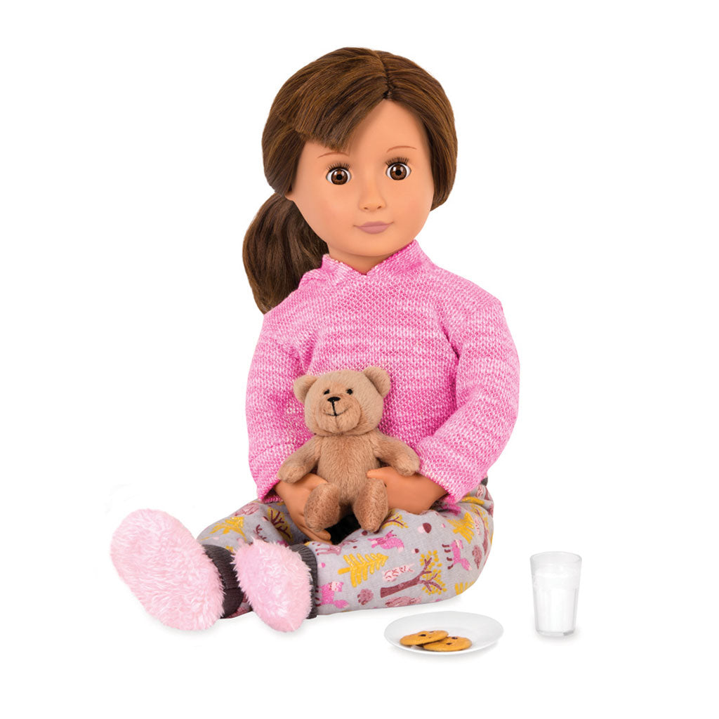 Our Generation dukketøj, Deluxe pyjamassæt m. bamse - vist på dukke