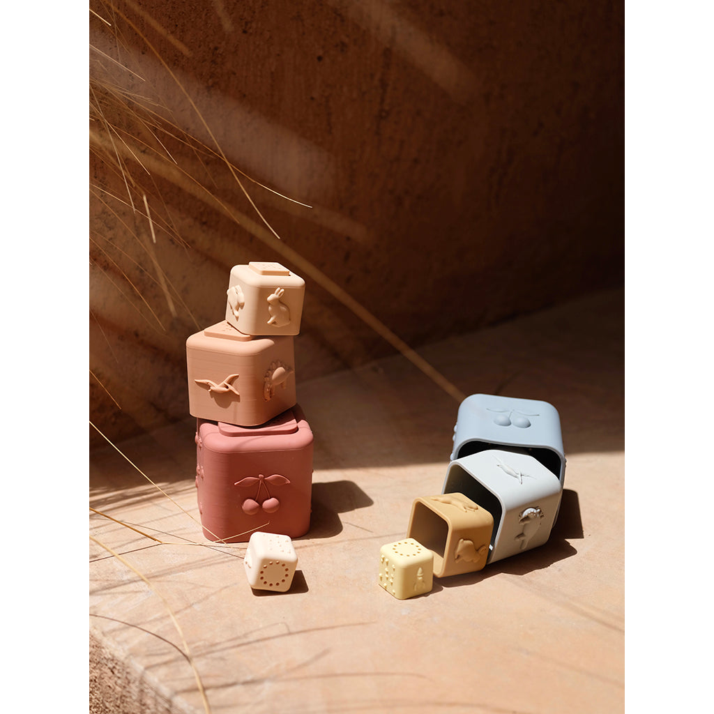 Konges Sløjd Silicone Stacking Tower – Rosesand Mix