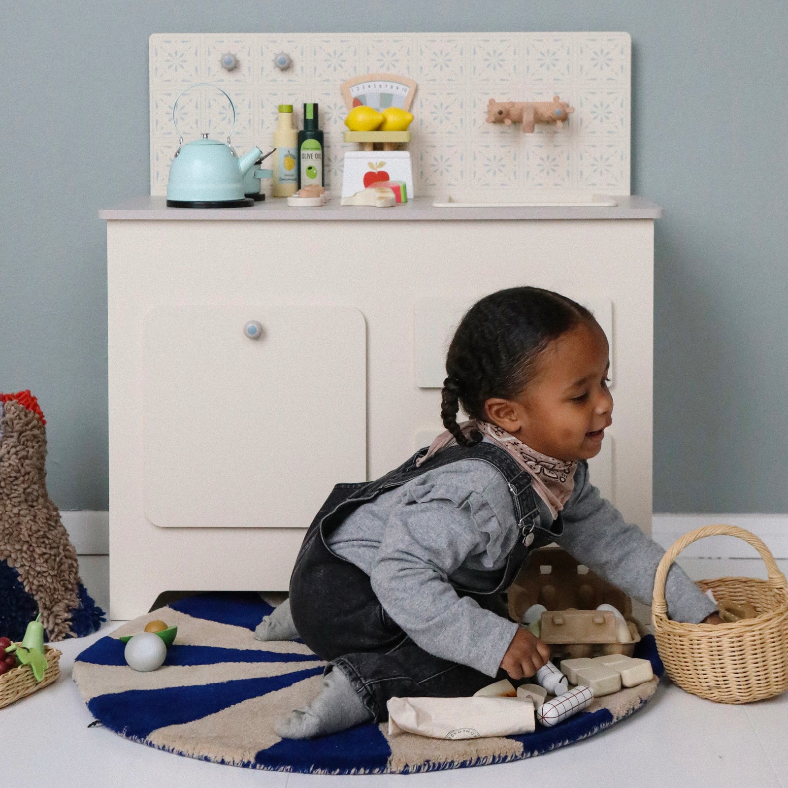 ferm Living Arch Small Round Rug – Bright Blue/Off-White