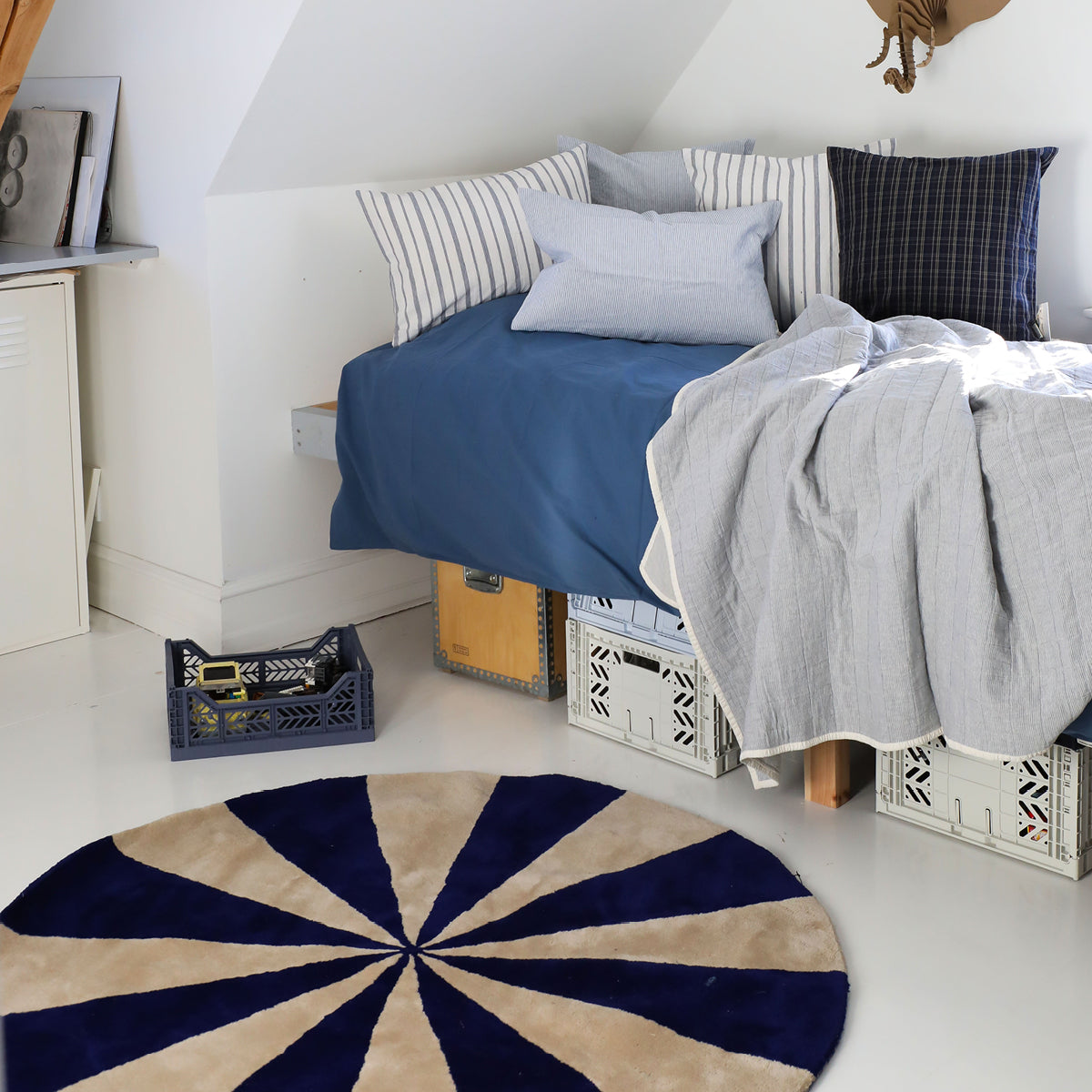 ferm Living Arch Round Rug, Large - Bright Blue/Off-White