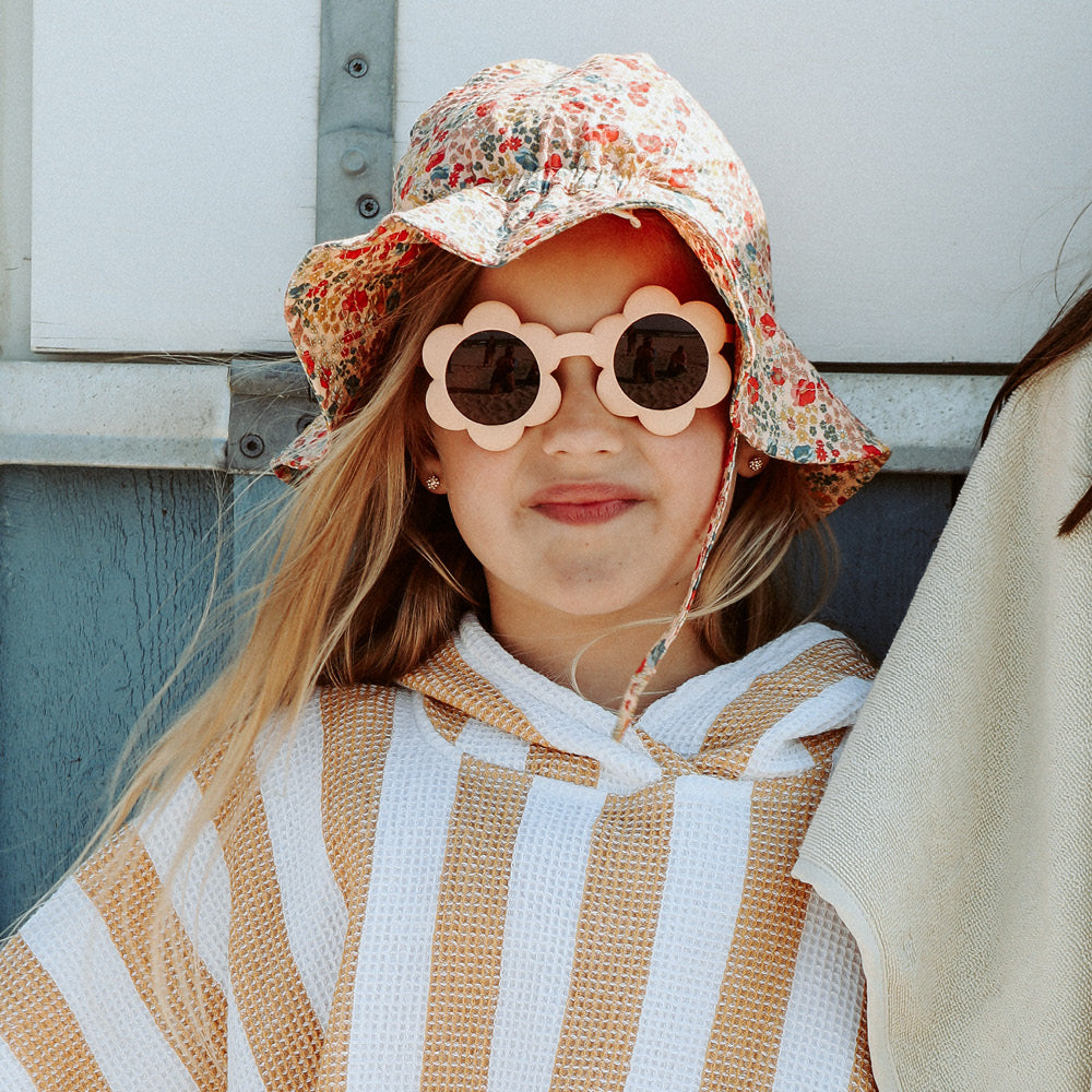 Solbeskyttelse til børn – sådan passer du bedst på de små i solen