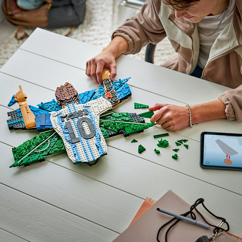 LEGO® Editions Lionel Messi – Goal Celebration Building Set 43018
