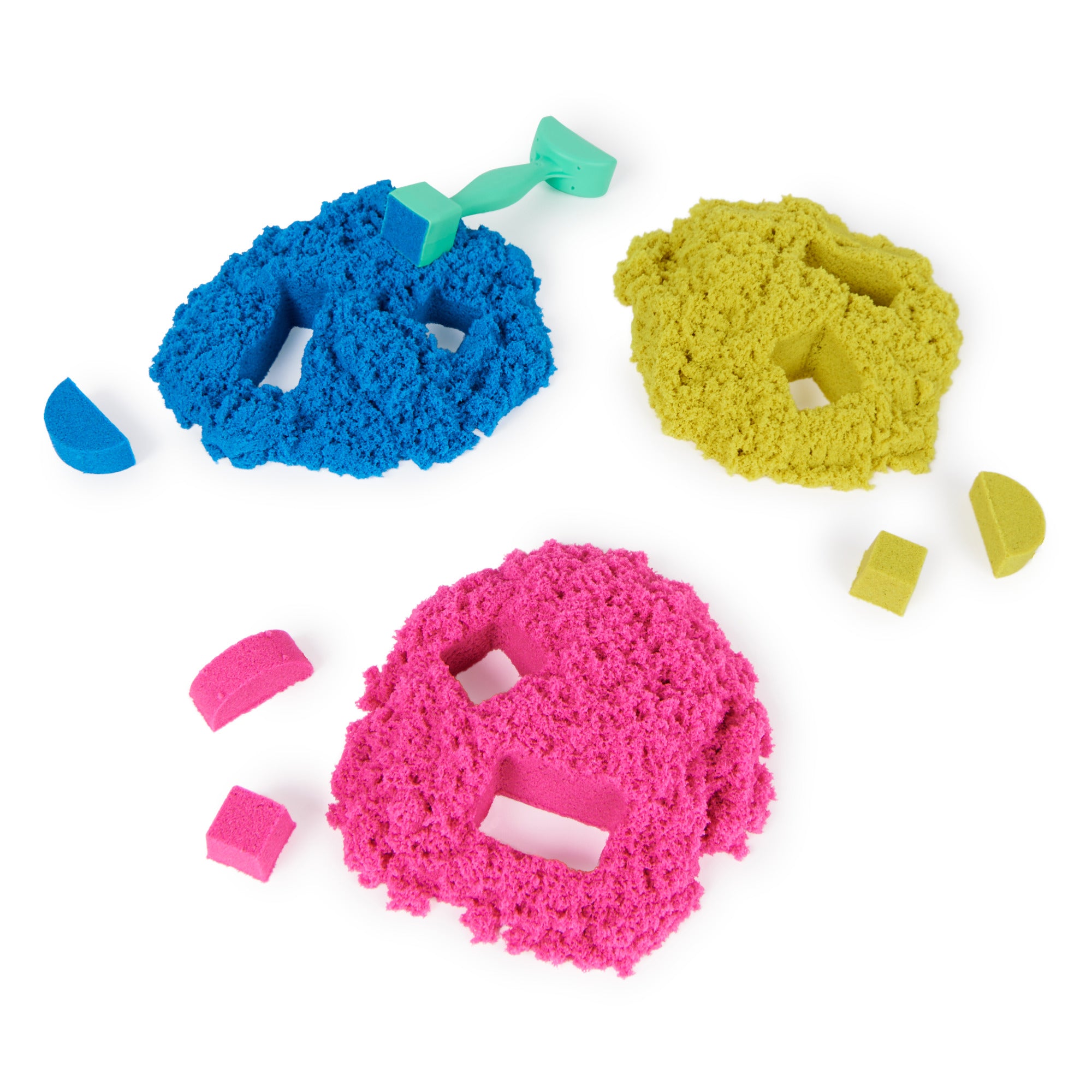Kinetic Sand former i blå, gul, pink med redskab på hvid baggrund