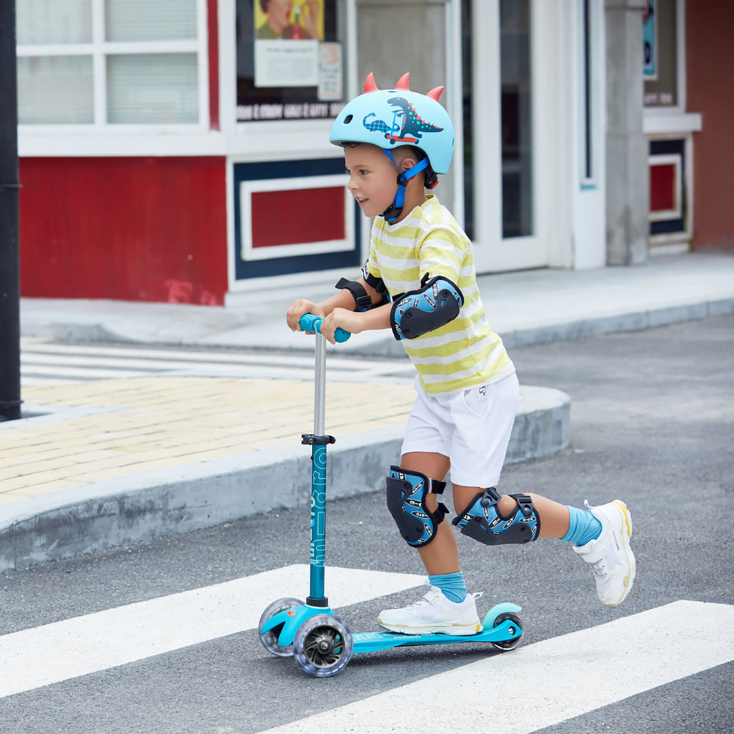 Micro Hjelm, 3D Scootersaurus – Size M (Ages 5–8)