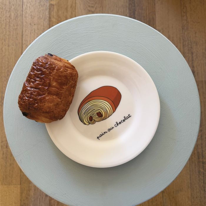 Petit Jour Paris, flad tallerken, bagværk - Pain au Chcolat