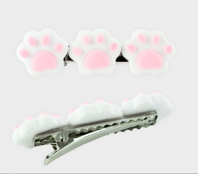 Den Goda Fen, Hair Clips with Cat Paws