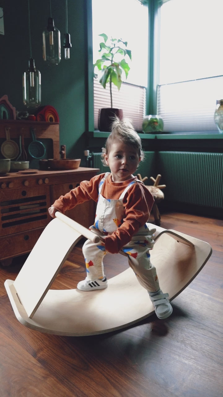 Produktvideo der viser Curve-Lab, Gyngehest i brug, produktet består af Balancebræt Perfect Arc og gynge-del