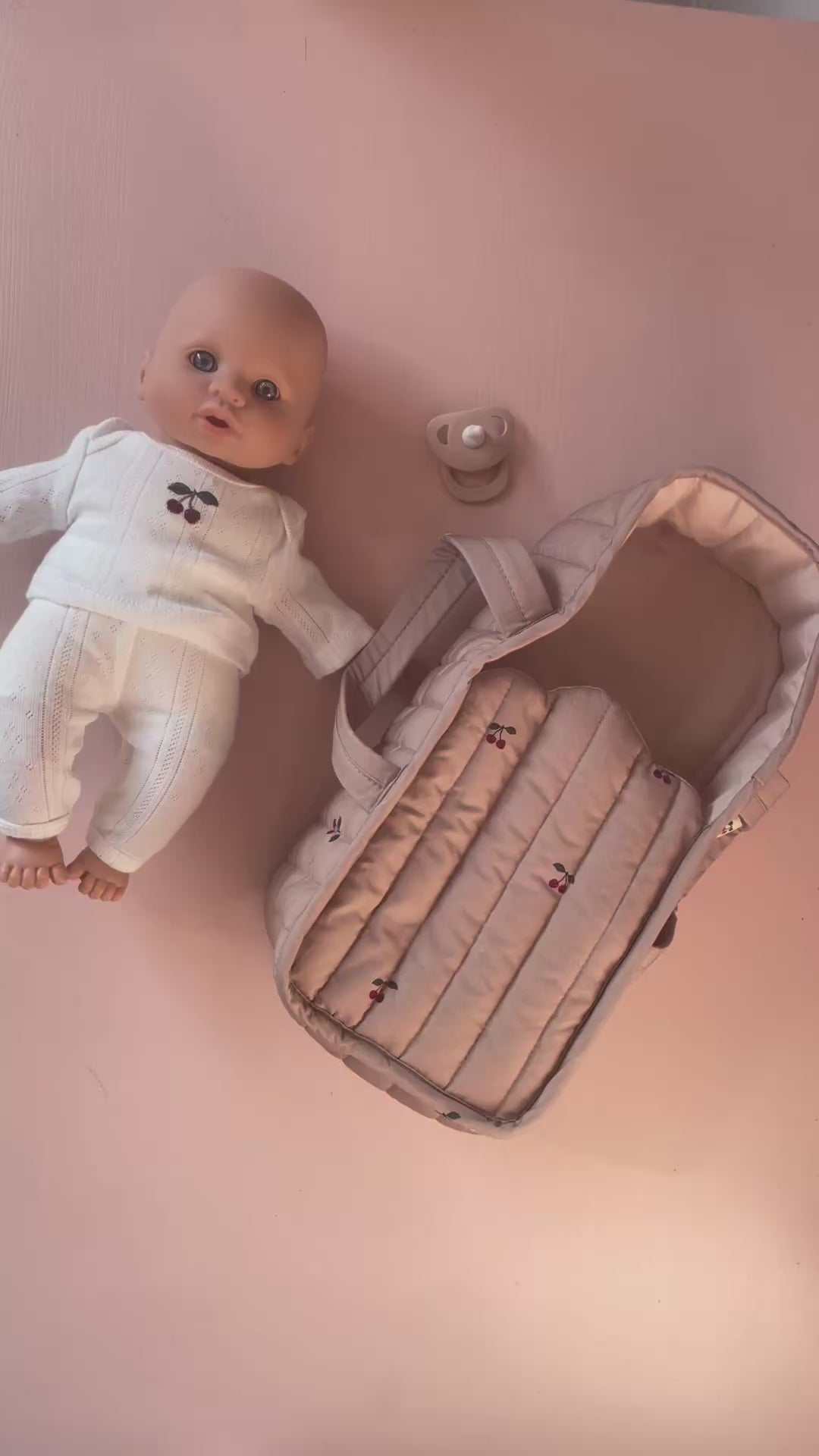 Konges Sløjd Luna babydukke i lift m. sut og dukketøj Cherry