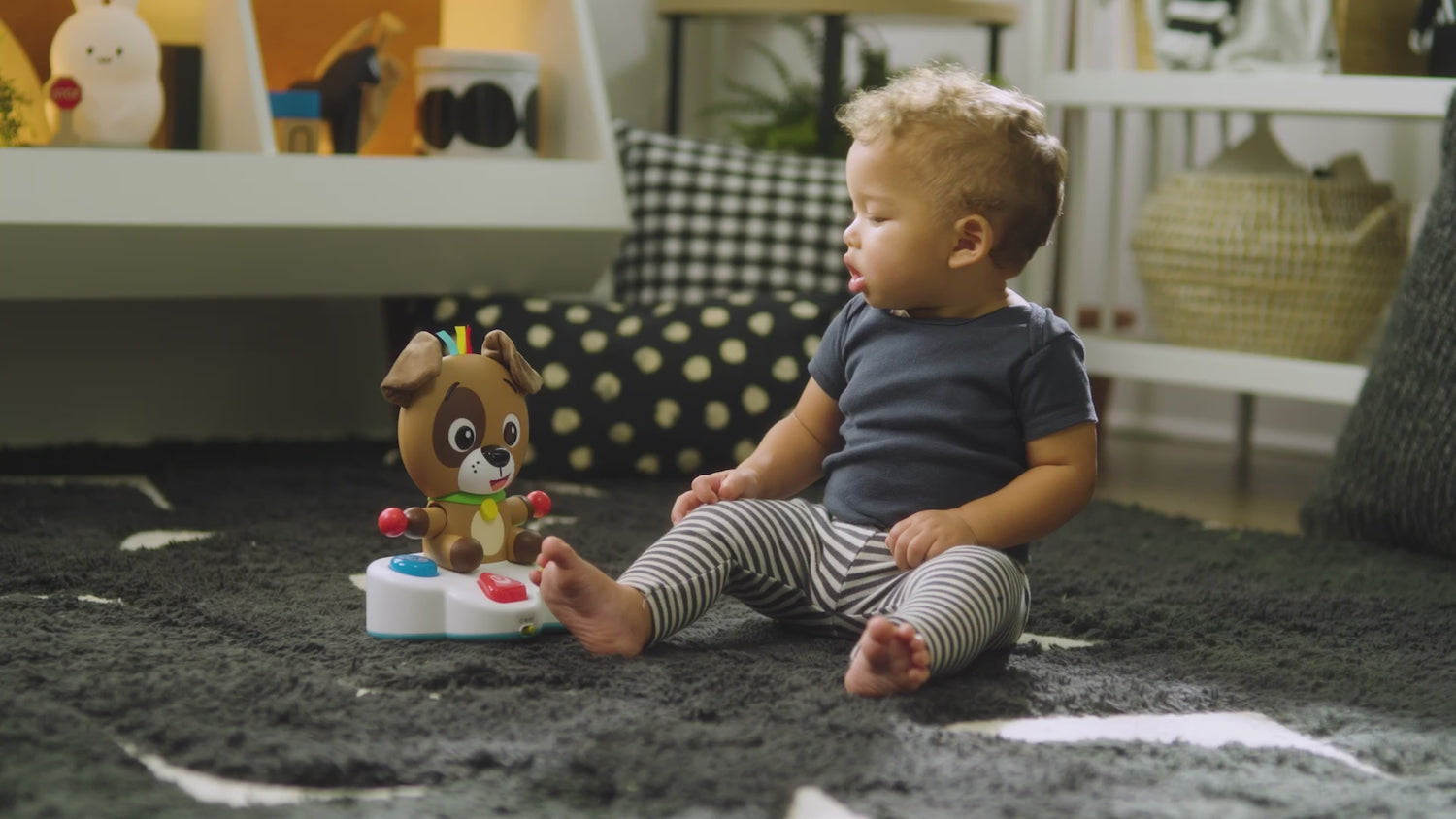 Video viser baby med BABY Einstein Drum &amp; Learn Dean™ musiklegetøj med tromme, der trommer når barnet trykker på knapper