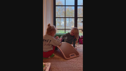 Produktvideo der viser Curve lab balanceboard i brug på børneværelset
