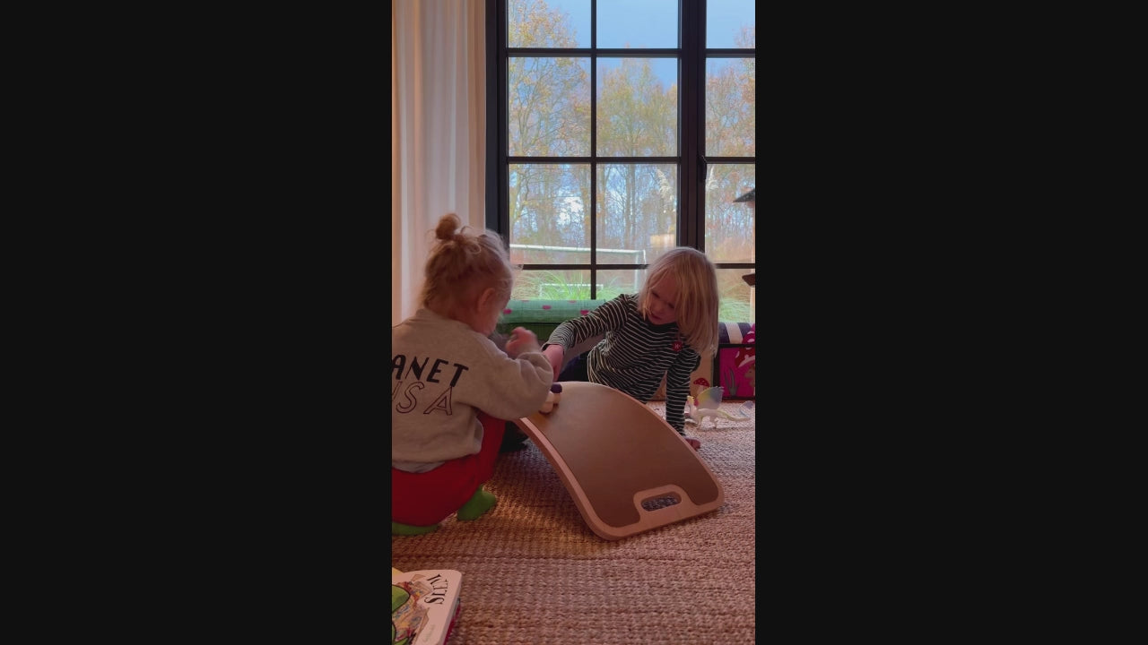 Produktvideo der viser Curve lab balanceboard i brug på børneværelset