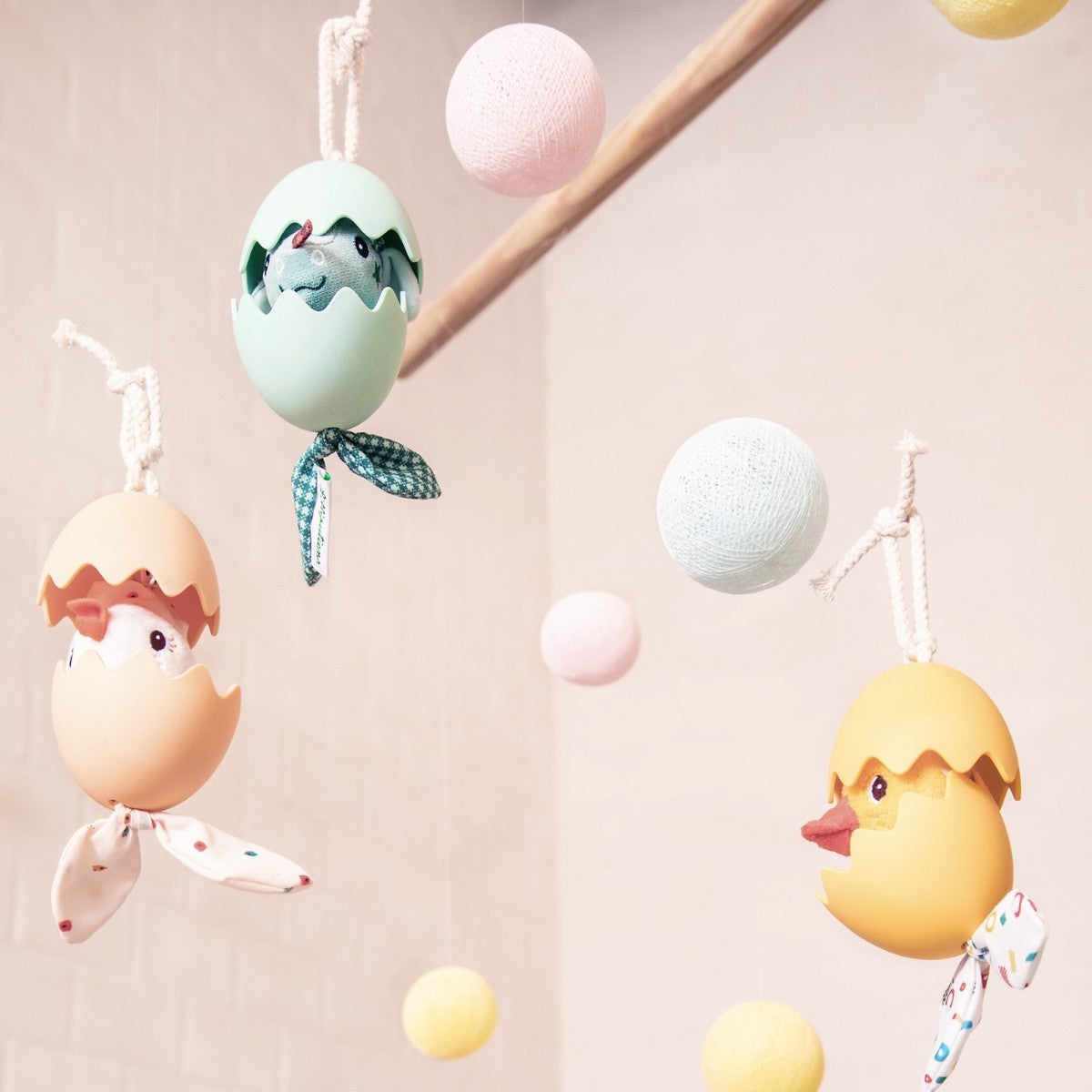 Lilliputiens Activity Mobile, Paulette the Dancing Egg