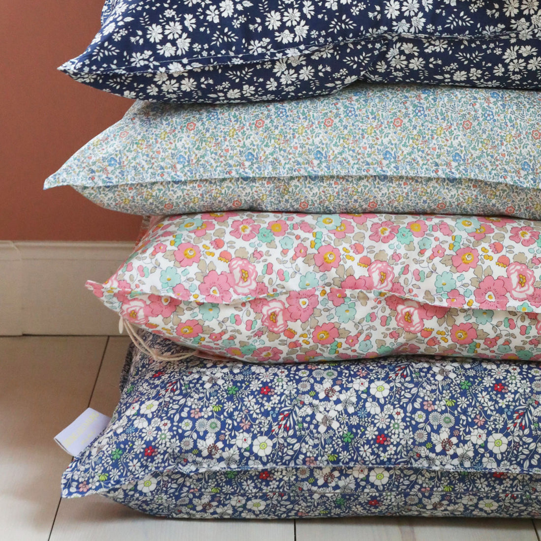 Lirum Larum Leg Mini, Liberty cushion, 50 x 50 cm – Ofelia