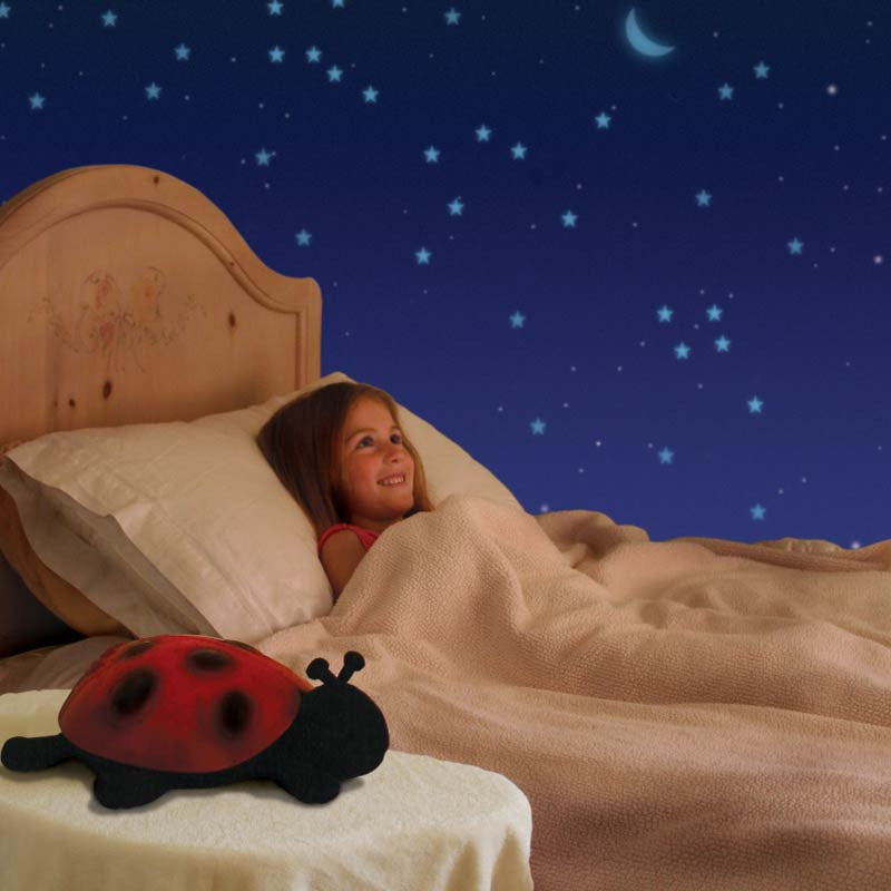 Natlampe som danner stjernehimmel, mariehøne - rød