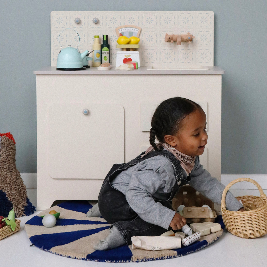 ferm Living Arch Small Round Rug – Bright Blue/Off-White